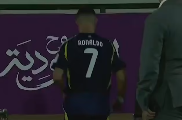 Ronaldo tức giận và 'chế giễu' đồng đội, bỏ nhận huy chương sau trận chung kết thảm bại- Ảnh 2.