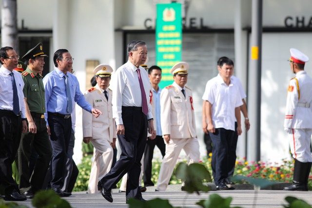 Tổng Bí thư, Chủ tịch nước Tô Lâm dâng hương tưởng niệm Chủ tịch Hồ Chí Minh- Ảnh 3.