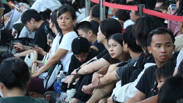 Mang chăn, chiếu, gối đi 'săn' Labubu- Ảnh 3.