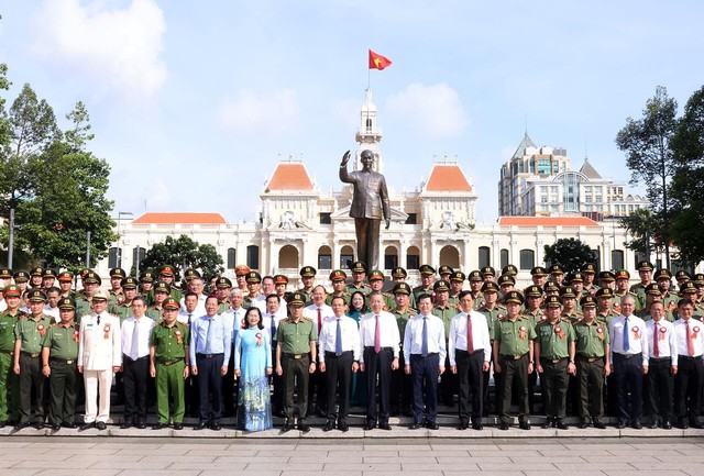 Tổng Bí thư, Chủ tịch nước Tô Lâm dâng hương tưởng niệm Chủ tịch Hồ Chí Minh- Ảnh 6.