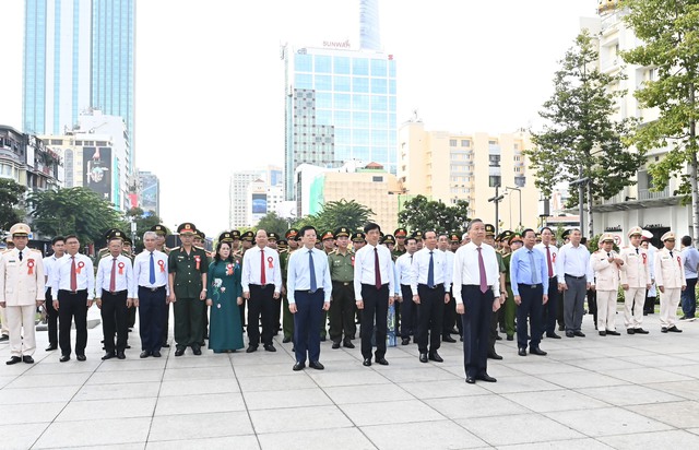 Tổng Bí thư, Chủ tịch nước Tô Lâm dâng hương tưởng niệm Chủ tịch Hồ Chí Minh- Ảnh 4.