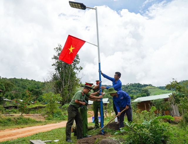 Hết lòng vì dân: Bừng sáng bản làng vùng biên- Ảnh 1.