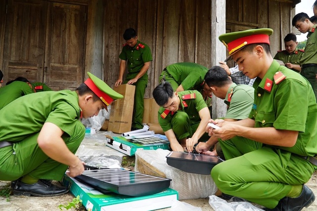 Hết lòng vì dân: Bừng sáng bản làng vùng biên- Ảnh 2.