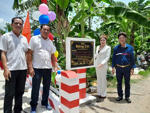 Anh Lê Văn Lâu, Chị Ngô Thị Thanh Trúc (nhà tài trợ) cùng đại diện chính quyền H.Cái Bè thực hiện nghi thức cắt băng khánh thành