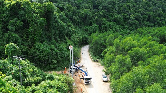 Nắng đổ lửa, 'áo cam' treo mình, nhọc nhằn 'giữ' dòng điện cho bản làng- Ảnh 2.