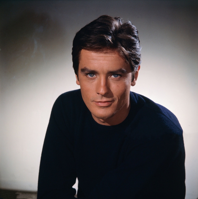 Tổng thống Pháp và giới mộ điệu tưởng nhớ huyền thoại Alain Delon- Ảnh 2.