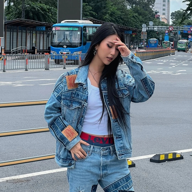 Xu hướng denim on denim khuấy đảo những ngày đầu thu năm nay- Ảnh 5.