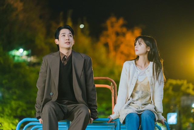 Jung Hae In gây chú ý với phim hài lãng mạn 'Chuyện tình nhà bên'- Ảnh 2.