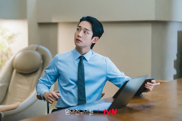 Jung Hae In gây chú ý với phim hài lãng mạn 'Chuyện tình nhà bên'- Ảnh 1.