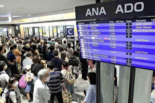 Hàng trăm chuyến bay bị hoãn, hủy vì một chiếc kéo thất lạc- Ảnh 1.