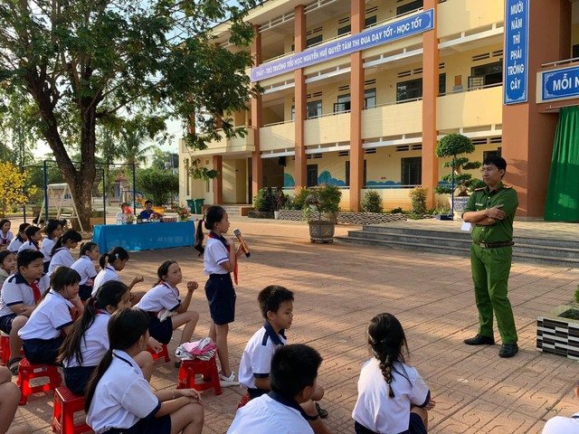 Chàng thượng úy 9X ‘gieo mầm xanh’ cho cuộc sống tốt đẹp hơn- Ảnh 2.