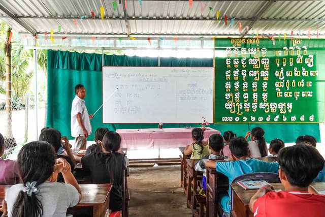 Chuyện tử tế: Lớp dạy chữ Khmer cho trẻ em trong phum sóc- Ảnh 1.