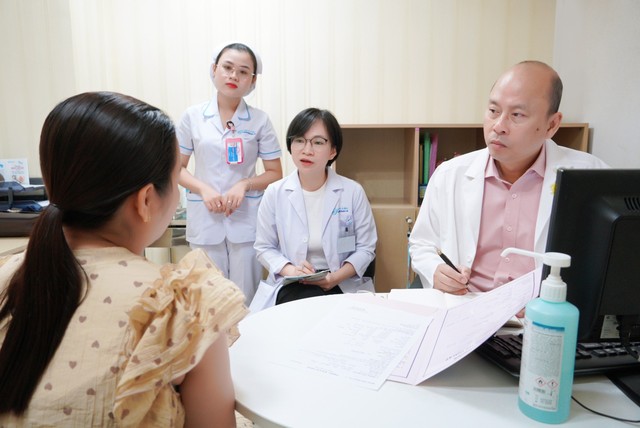 TS.BS Lê Quang Thanh trực tiếp thăm khám, tư vấn cho bệnh nhân