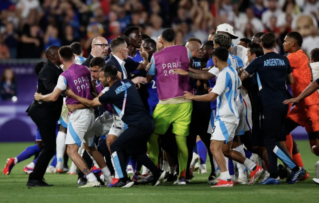 Lại bê bối Olympic: Cầu thủ Pháp và Argentina ẩu đả, cảnh sát vất vả ngăn bạo động- Ảnh 1.