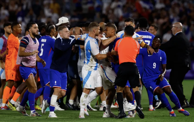 Lại bê bối Olympic: Cầu thủ Pháp và Argentina ẩu đả, cảnh sát vất vả ngăn bạo động- Ảnh 2.