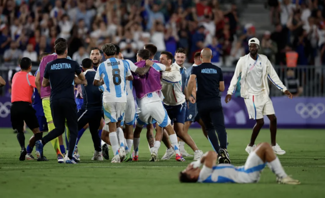 Lại bê bối Olympic: Cầu thủ Pháp và Argentina ẩu đả, cảnh sát vất vả ngăn bạo động- Ảnh 3.