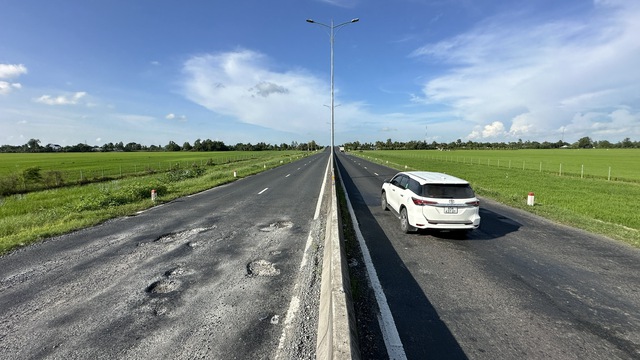 Khẩn trương lấp 'ổ gà, ổ voi' tuyến Lộ Tẻ - Rạch Sỏi- Ảnh 1.