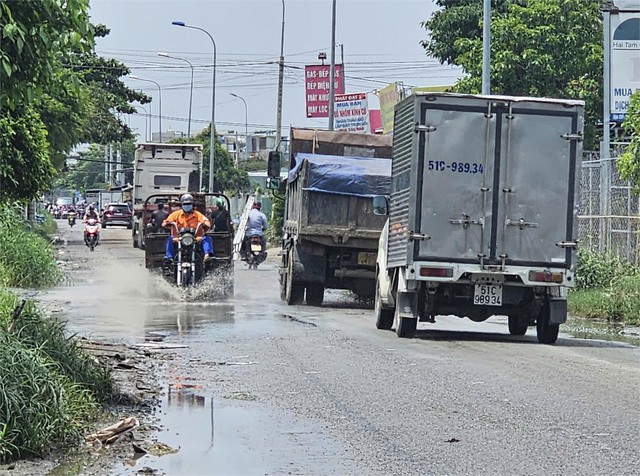 Đường Trịnh Thị Dối ở Hóc Môn xuống cấp, ngập nước: Mưa là nghỉ bán- Ảnh 6.