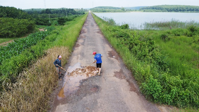 Dân tự vá đường, chờ dự án sửa chữa- Ảnh 1.