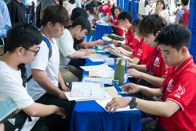 Tân sinh viên làm thủ tục nhập học trong 12 phút, 'nhanh hơn ăn tô bún bò'- Ảnh 3.