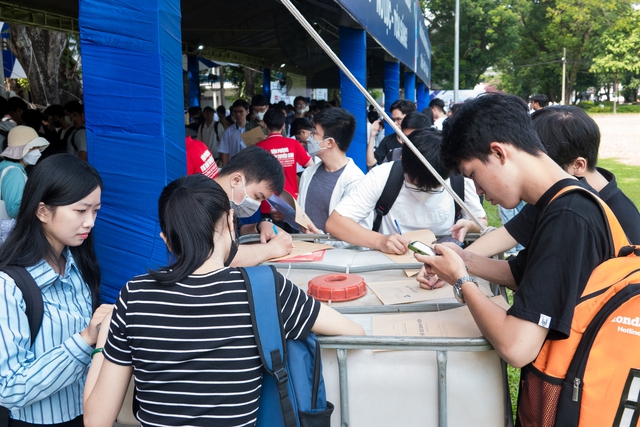 Tân sinh viên làm thủ tục nhập học trong 12 phút, 'nhanh hơn ăn tô bún bò'- Ảnh 6.