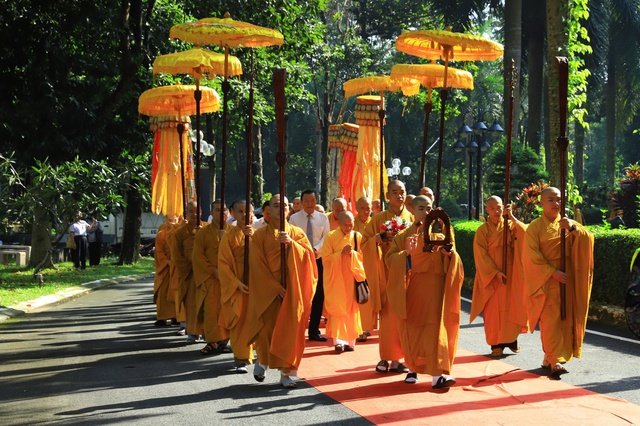 Hàng nghìn người tham gia đại lễ Vu lan báo hiếu tại Hoa viên nghĩa trang Bình Dương- Ảnh 1.