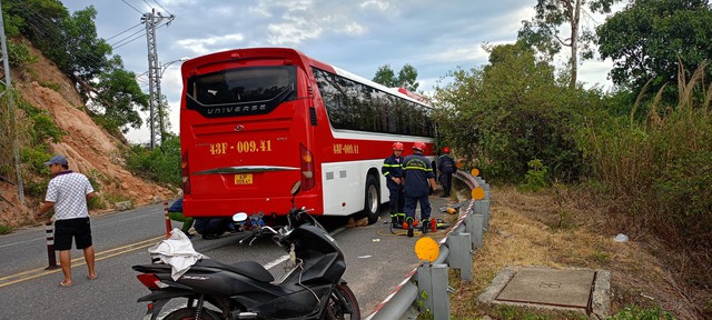 Cứu du khách Hàn Quốc bị tai nạn, kẹt dưới gầm xe khách ở bán đảo Sơn Trà- Ảnh 2.