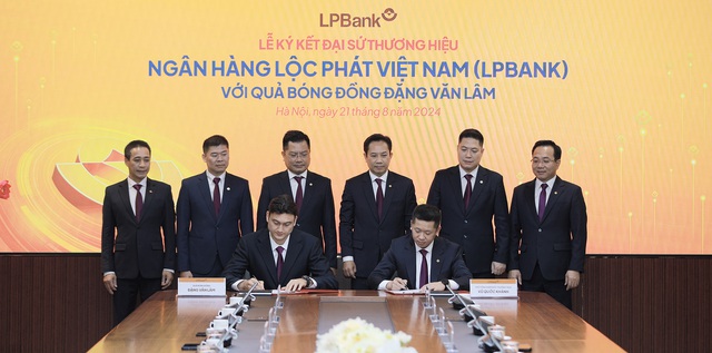 Đại diện LPBank, ông Vũ Quốc Khánh, Phó tổng giám đốc thường trực, và thủ môn Đặng Văn Lâm ký kết hợp đồng Đại sứ thương hiệu dưới sự chứng kiến của Ban lãnh đạo Ngân hàng LPBank