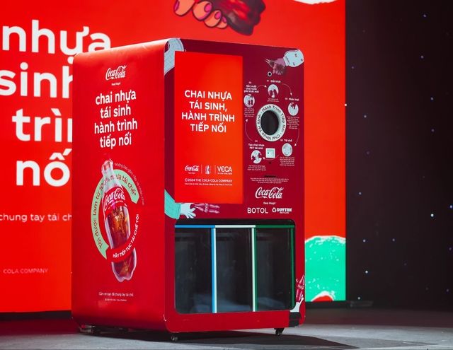 Coca-Cola lần đầu lắp đặt máy thu gom chai và lon tại các khu dân cư- Ảnh 1.