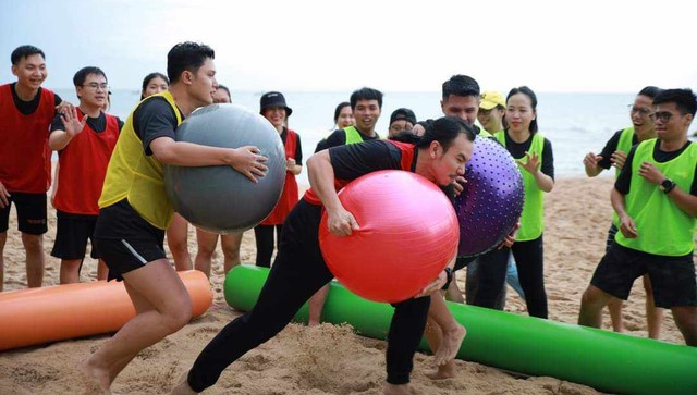 Thử thách chơi team building cõng nhau đi lại trên hoa hồng gây tranh cãi- Ảnh 6.