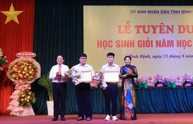 Tuyên dương 118 học sinh giỏi Bình Định - Ảnh 2.