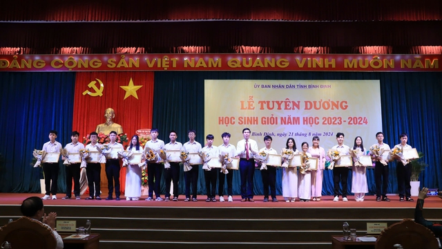 Tuyên dương 118 học sinh giỏi Bình Định - Ảnh 1.