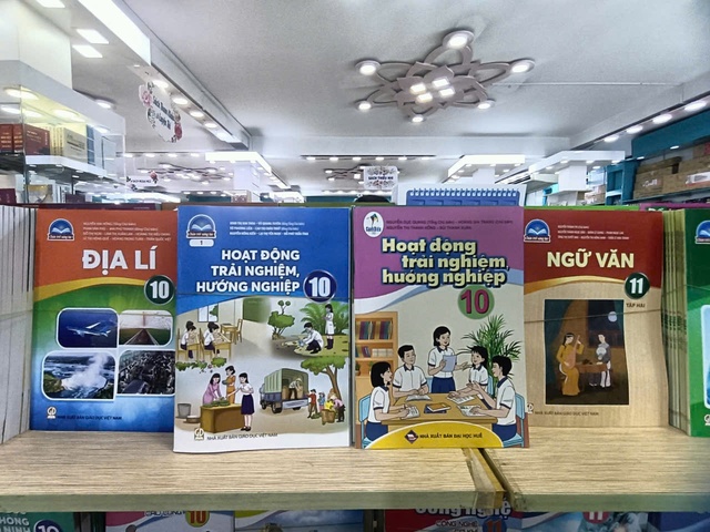 Mua sách giáo khoa ở đâu? Hàng trăm cửa hàng, bán đủ  bộ sách cả nước- Ảnh 3.