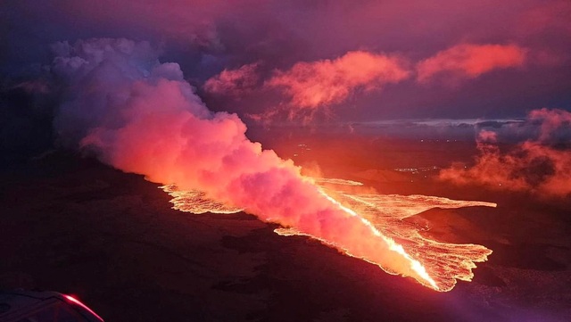 Núi lửa Iceland lại phun trào, bầu trời đổi màu đỏ rực- Ảnh 1.