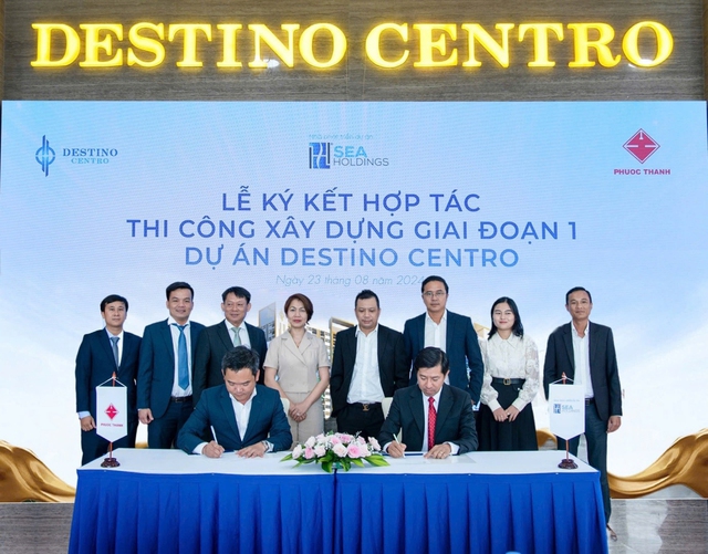 Ông Đỗ Duy Nghi, Phó Tổng giám đốc Seaholdings cùng Công ty Cổ phần Xây dựng Phước Thành tại buổi ký kết . Ảnh: Seaholding.