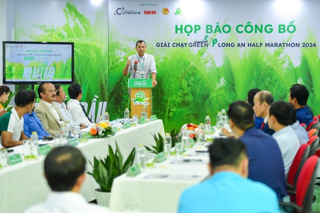 Ông Bolat Duisenov, Chủ tịch HĐQT Coteccons phát biểu tại họp báo ra mắt giải chạy GreenUP Marathon 2024