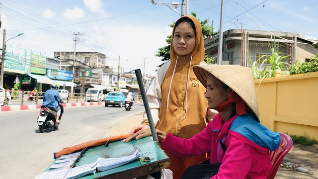 Nữ sinh phụ ngoại bán vé số mong được tiếp tục đến trường- Ảnh 1.