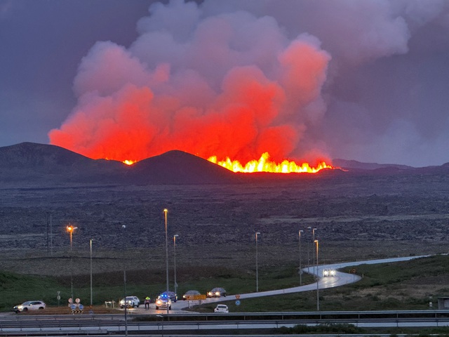 Núi lửa Iceland lại phun trào, bầu trời đổi màu đỏ rực- Ảnh 4.