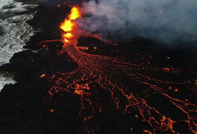 Núi lửa Iceland lại phun trào, bầu trời đổi màu đỏ rực- Ảnh 6.