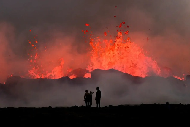 Núi lửa Iceland lại phun trào, bầu trời đổi màu đỏ rực- Ảnh 5.