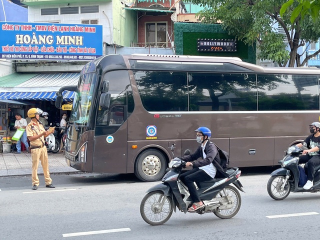 CSGT TP.HCM xử lý nhiều xe khách vi phạm trên đường Điện Biên Phủ- Ảnh 2.