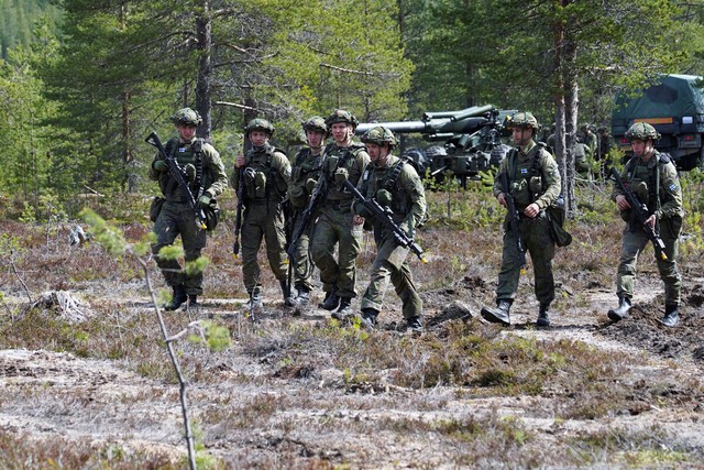 Rộ tin NATO lên kế hoạch triển khai lữ đoàn thiết giáp gần Nga- Ảnh 1.