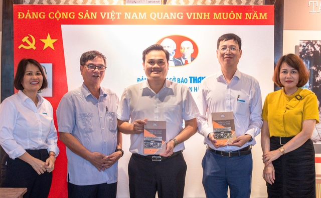 Báo Thanh Niên kết nạp đảng viên mới ở Trường dạy làm báo Huỳnh Thúc Kháng- Ảnh 5.