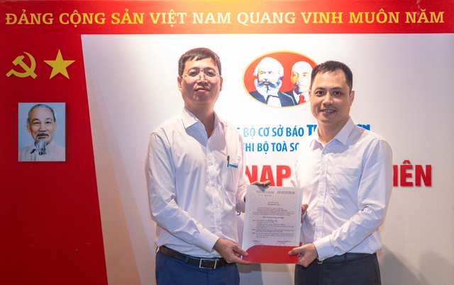 Báo Thanh Niên kết nạp đảng viên mới ở Trường dạy làm báo Huỳnh Thúc Kháng- Ảnh 1.