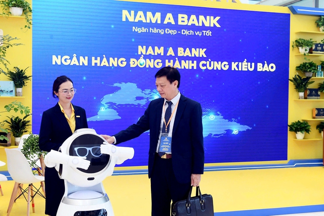 Khách tham quan, trải nghiệm sản phẩm dịch vụ Nam A Bank tại sự kiện.