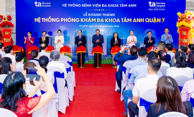 Cắt băng khánh thành Phòng khám Đa khoa Tâm Anh Quận 7