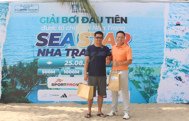 Vận động viên nhận Bib sẵn sàng tranh tài tại Giải bơi SeaStar Nha Trang Bay 2024- Ảnh 1.