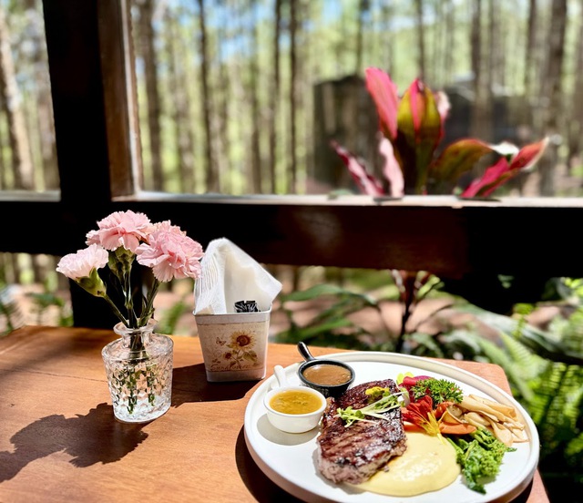 Ngắm hoàng hôn và thưởng thức món beefsteak thơm ngon tại Đà Lạt- Ảnh 1. Ngắm hoàng hôn và thưởng thức món beefsteak thơm ngon tại Đà Lạt- Ảnh 1.