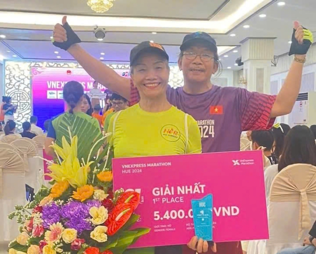 Người phụ nữ U.70 mê 'săn bục' half marathon- Ảnh 2.