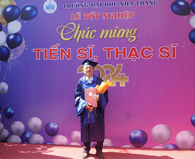 74 tuổi tốt nghiệp thạc sĩ quản trị kinh doanh: 'Tôi sẽ ráng học lên tiến sĩ'- Ảnh 2.